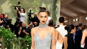 إيرينا شايك متألقة بـ 84000 قطعة كريستال من سواروفسكي في حفل Met Gala 2024