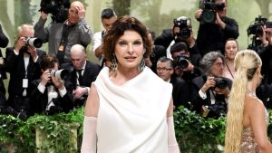 بعد 8 سنوات، عادت ليندا إيفانجليستا في حفل Met Gala لعام 2024