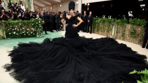 جلبت Cardi B السحر القوطي – وتلال التول – إلى حفل Met Gala لعام 2024
