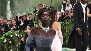 أنوك ياي دونز تتسلم 98 ألف جوهرة سوارسوكي في حفل Met Gala 2024