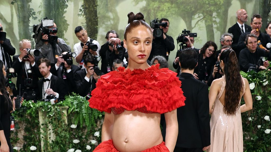 Adwoa Aboah تكشف عن حملها في حفل Met Gala لعام 2024