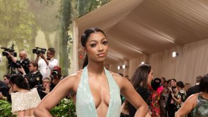 استعد Angel Reese لحفل Met Gala لعام 2024 على متن طائرة خاصة