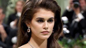 شعر Kaia Gerber Va-Va-Voom يمنح سيندي في التسعينيات في حفل Met Gala لعام 2024
