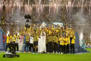 لم يحدث من قبل | تتويج “بطل دوري روشن” في يوم بلا مباريات.. العواد يفتح النار على الرابطة