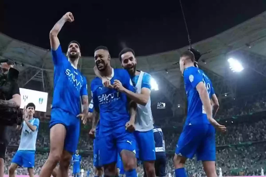 أنا خلاص!! نجم الهلال يصدم الجماهير في حفل التتويج.. رحيل أم اعتزال؟