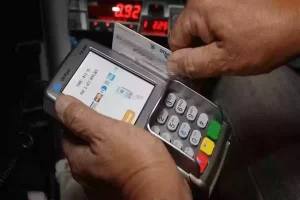 اذهبي للتسوق وخذي صديقاتك للغذاء.. مواطن ترك بطاقته البنكية لزوجته لكن الرقم السري الصدمة!