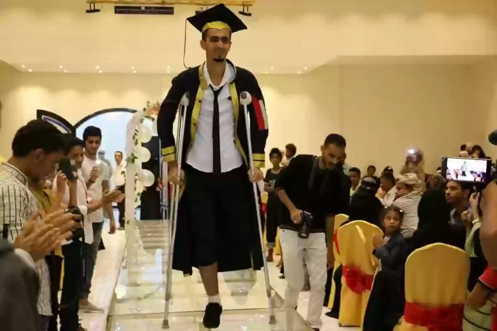 أصيب قبل حفل تخرجه فماذا فعل أصدقائه؟؟؟ مفاجأة كبرى لطالب سعودي لم يستطيع حضور حفل التخرج