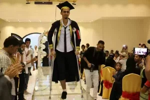 أصيب قبل حفل تخرجه فماذا فعل أصدقائه؟؟؟ مفاجأة كبرى لطالب سعودي لم يستطيع حضور حفل التخرج