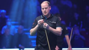 المراهق اللاتفي Artemijs Zizins يحصل على بطاقة جولة World Snooker مع مجد مدرسة Q بينما يحجز Allan Taylor تذكرة العودة