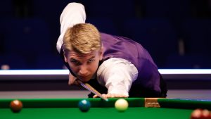 يواصل المراهق الأوكراني يوليان بويكو طريقه للعودة إلى حلبة السنوكر الرئيسية في مدرسة Q