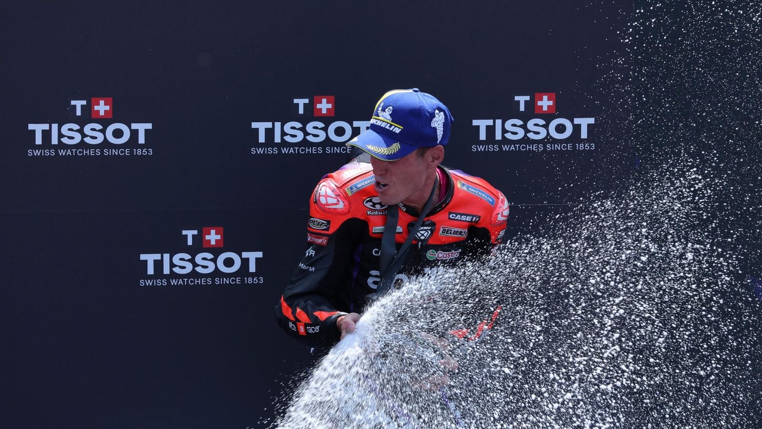 حقق أليكس إسبارجارو فوزًا دراماتيكيًا في سباق سبرينت بينما تعرض فرانشيسكو باجنايا لحادث في اللفة الأخيرة