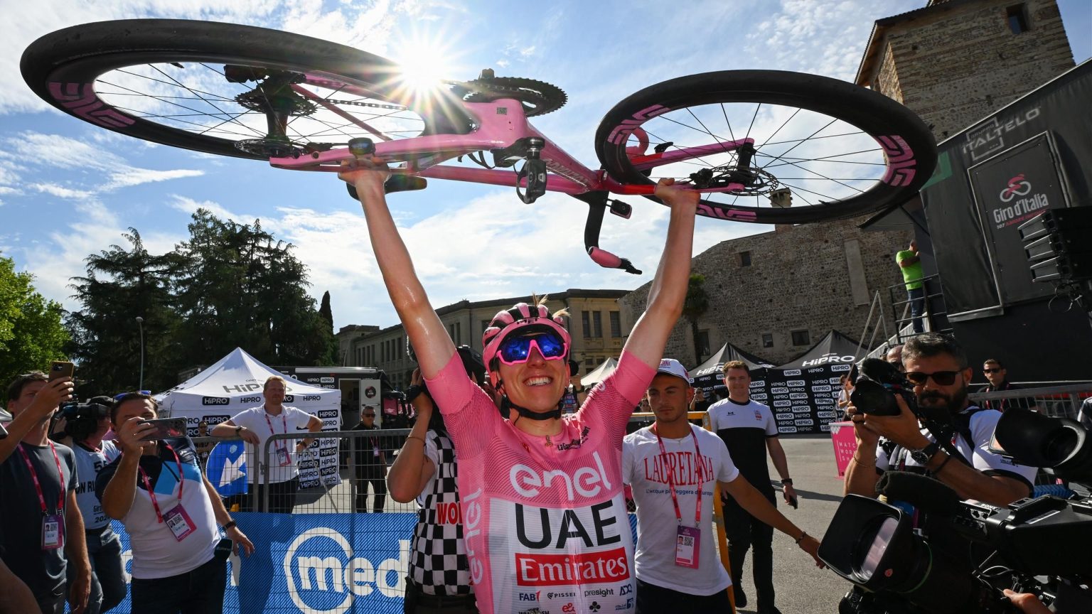 Giro d'Italia 2024 المرحلة 21: كيفية مشاهدة يوم الأحد وتفاصيل البث التلفزيوني والبث المباشر لتتويج Tadej Pogacar
