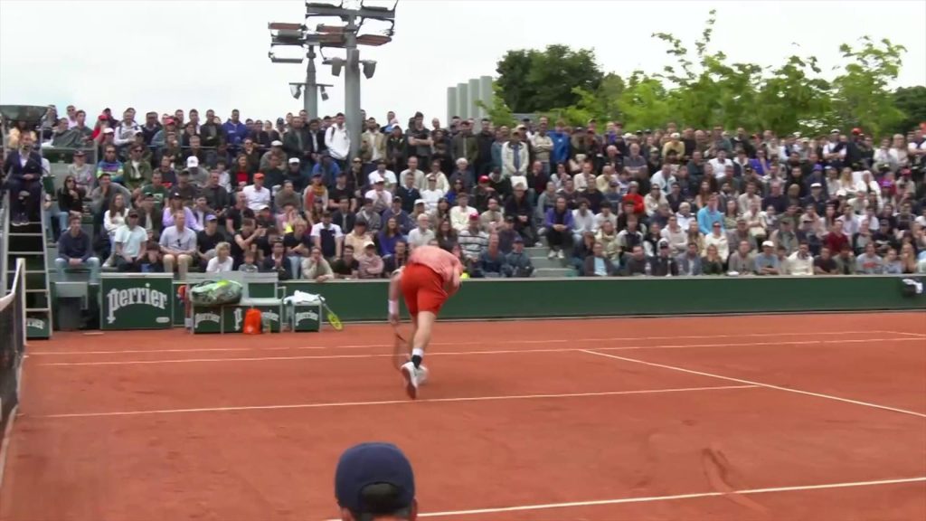 تيافو يسدد الكرة بطريق الخطأ على وجه شابوفالوف في لحظة مؤلمة