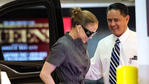 مظهر J Lo في لوس أنجلوس هو جزء من جاكي أو، وجزء من جيني من ذا بلوك
