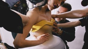 كم عدد محرري مجلة فوغ الذين احتاجوا إلى تصميم فستان أميليا غراي في حفل Met Gala لعام 2024؟