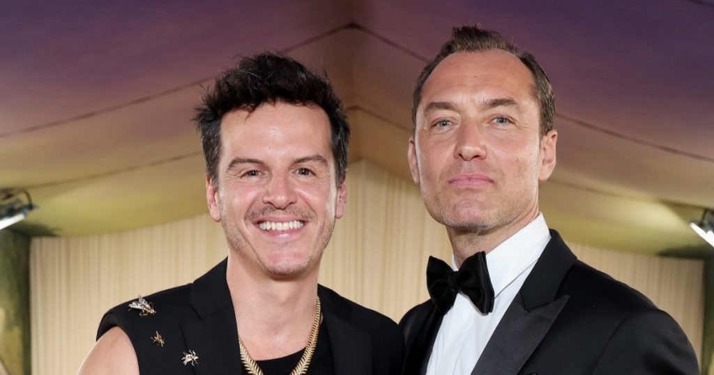 أندرو سكوت يبتسم مع جود لو في حفل Met Gala لجيلين من لقاء “السيد ريبلي الموهوب”