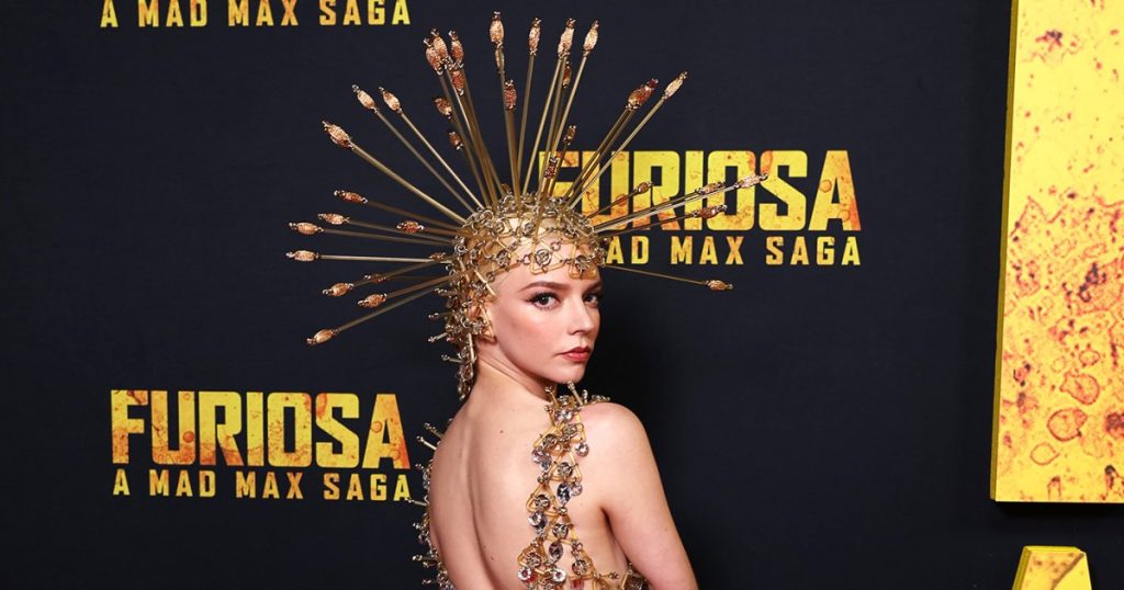أنيا تايلور-جوي خارج هذا العالم في غطاء رأس شائك في العرض الأول لفيلم “Furiosa: A Mad Max Saga”