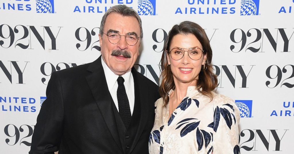 بريدجيت مويناهان تبتسم مع توم سيليك من فيلم “Blue Bloods” بعد شواء توم برادي