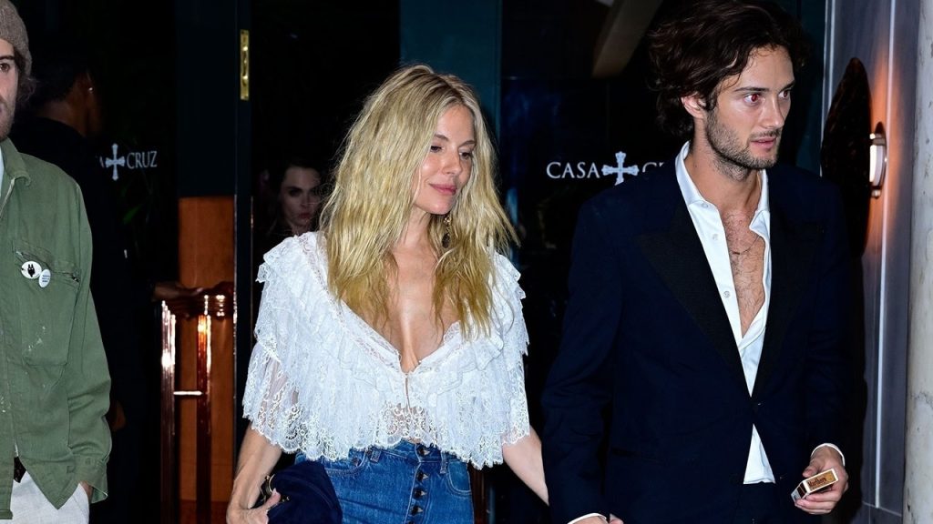 سيينا ميلر تضع إسفين Boho Wedge الرائج من Chloé تحت الاختبار في حفلات ما بعد حفل Met Gala لعام 2024