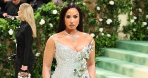 ديمي لوفاتو تحضر حفل Met Gala لعام 2024 بعد انتقاد الحدث منذ 8 سنوات