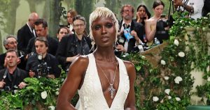جودي ترنر سميث تظهر لأول مرة بإطلالة شقراء جديدة مذهلة في حفل Met Gala لعام 2024