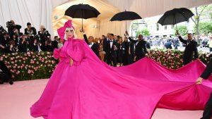 عاود زيارة مدخل ليدي غاغا الملحمي في حفل Met Gala لعام 2019 – والمظهر الذي أطلق 1000 ميمات