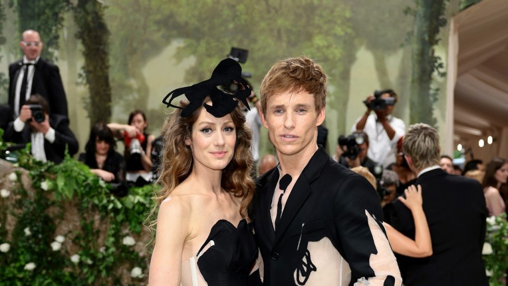 إيدي ريدماين وهانا باجشاو يرتديان إطلالات متطابقة مع ستيف أو سميث في حفل Met Gala 2024