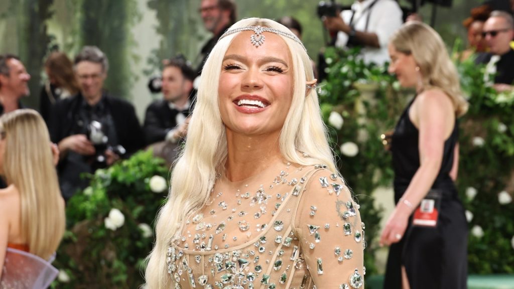 ذهبت كارول جي إلى الخيال الكامل مع فستان مارك جاكوبس المتلألئ – وآذان العفريت! – في حفل Met Gala لعام 2024