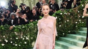 فيبي دينيفور هي أول من ارتدت فستان فيكتوريا بيكهام في حفل Met Gala 2024