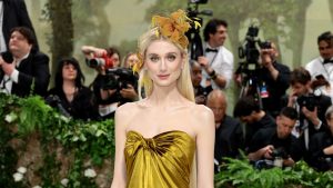 إليزابيث ديبيكي ترتدي تيتانيا بشعر يصل إلى الركبة في حفل Met Gala لعام 2024