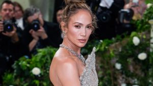 كانت أظافر الفراشة الأخرى لجنيفر لوبيز هي الفائزة في حفل Met Gala