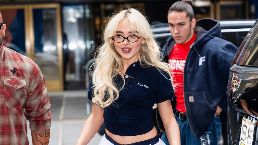 سابرينا كاربنتر تلعب دور فتاة Miu Miu بشكل مثالي