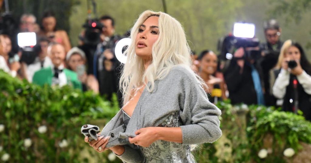 تقول كيم كارداشيان إن التنفس هو “شكل فني” في ثوبها المقيد Met Gala Corset