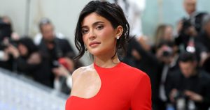 عارض أزياء كايلي جينر في حفل Met Gala Escort يدعي أنه “طُرد للتو” بسبب تألقه في العام الماضي
