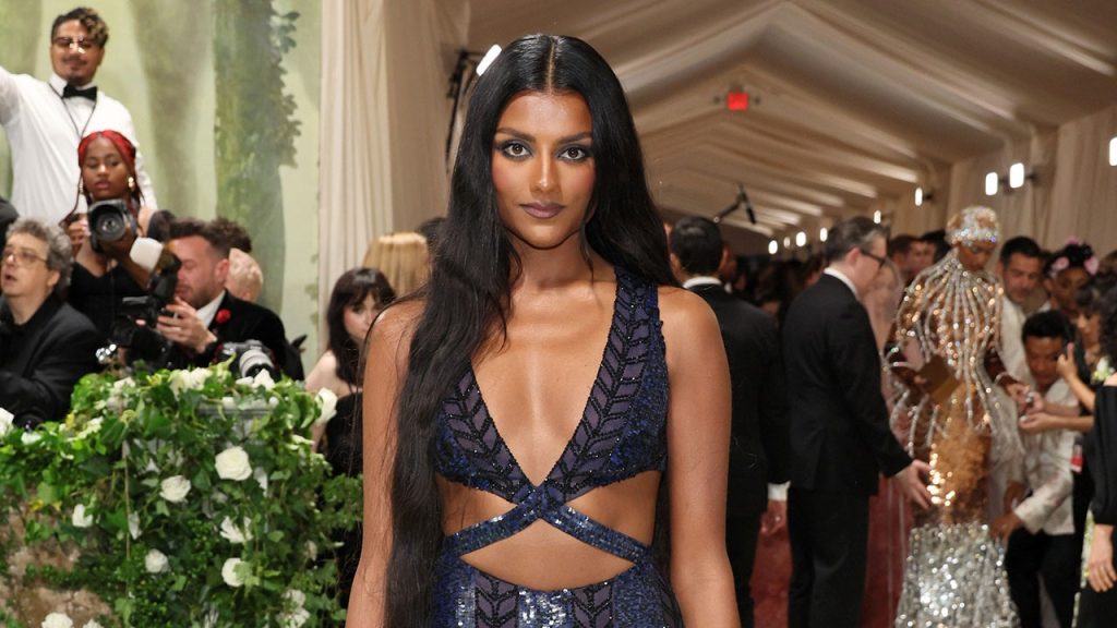القصة وراء إطلالة سيمون آشلي الجمالية المستوحاة من شير في حفل Met Gala 2024