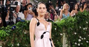 توهج مثل ليلي جيمس في حفل Met Gala في واقي الشمس Supergoop
