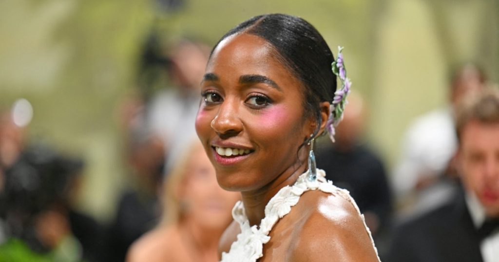 Ayo Edebiri تتألق بصدرها الجانبي في الظهور المذهل لأول مرة في حفل Met Gala لعام 2024