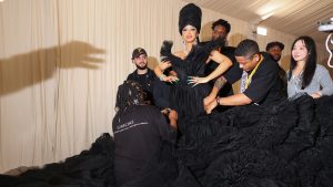 فيل أوه يلتقط أفضل الوافدين والمغادرين في حفل Met Gala لعام 2024