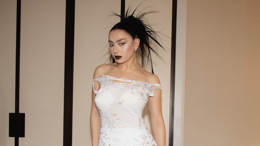 فستان Charli XCX المستوحى من موسيقى البانك في حفل Met Gala لعام 2024 مصنوع من قمصان مرقعة