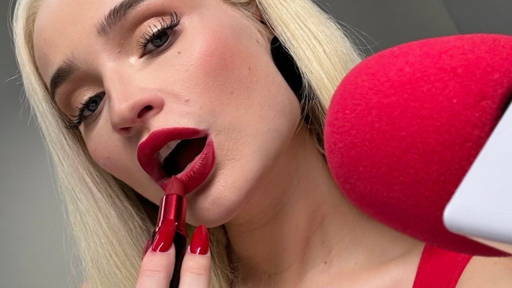 تضع كيم بيتراس أموالها حيث يكون فمها الوجه الجديد لـ Viva Glam من MAC