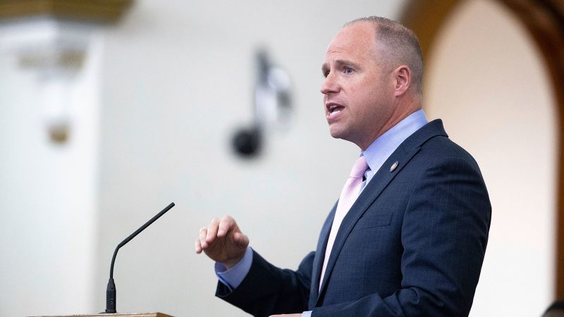 سيفوز الديمقراطيون في الانتخابات الخاصة في نيويورك، حسبما تتوقع شبكة سي إن إن، مما يؤدي مؤقتًا إلى تضييق الأغلبية الضئيلة للحزب الجمهوري في مجلس النواب