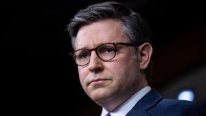 يتطلع جونسون إلى توحيد الحزب الجمهوري من خلال قمع الاحتجاجات في الحرم الجامعي