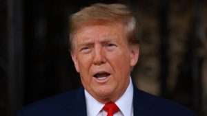 قاضي فيدرالي يؤجل إلى أجل غير مسمى محاكمة وثائق ترامب السرية