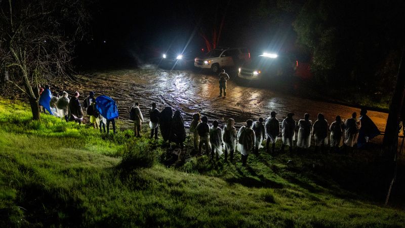 تستعد إدارة بايدن لاقتراح قاعدة من شأنها أن ترفض بسرعة المهاجرين غير المؤهلين للحصول على اللجوء