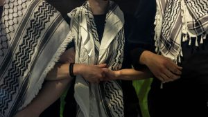 يواجه الديمقراطيون الشباب رد فعل سلبي في غزة أثناء محاولتهم حشد الطلاب لصالح بايدن