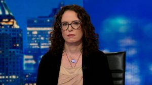 يشرح هابرمان بالتفصيل كيف يتفاعل ترامب مع لحظات التوتر في المحكمة