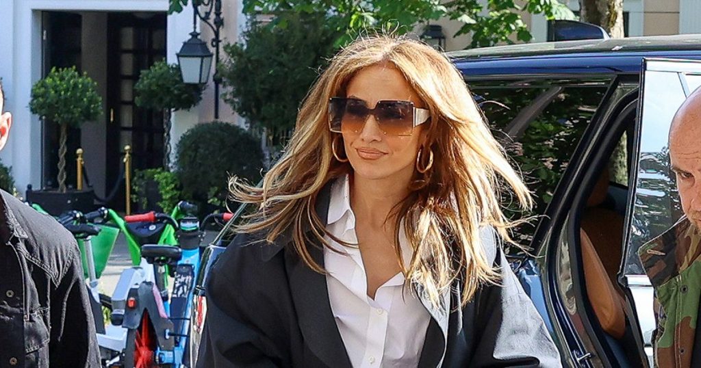 هل تحبين معطف جينيفر لوبيز الفرنسي لفصل الربيع؟ لقد وجدنا شبيهًا بقيمة 80 دولارًا