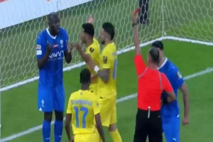 شاهد بالفيديو | رد فعل محمد نور بعد طرد «كوليبالي» في نهائي كأس الملك