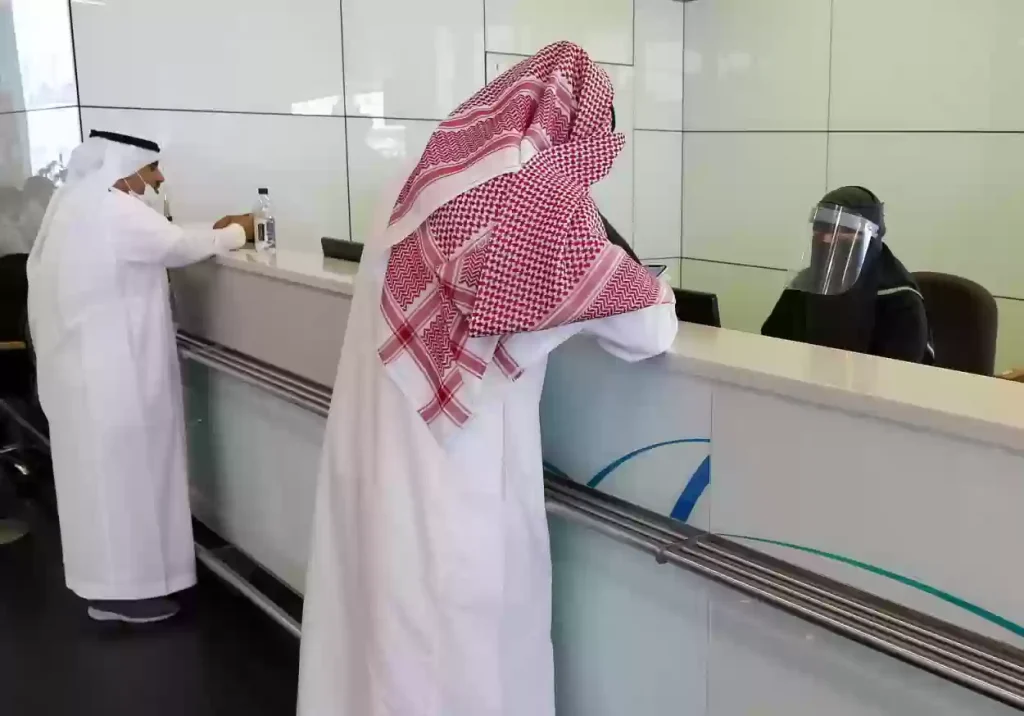 هل الزي السعودي الرسمي أصبح ممنوعًا؟! شباب سعوديين يتعرضون لموقف غير آدمي في دولة أجنبية