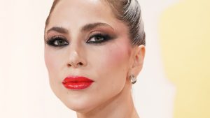 ليدي غاغا تتحدث عن شائعات الحمل وتستغل هذه اللحظة من أجل الخير